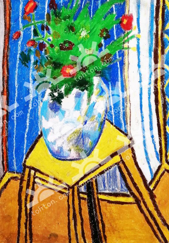 蓝色窗帘前一盆花